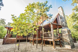 Exterior - Off The Record - Couples Cabin, Farmhouse Style, Sleeps 4, High-End Amenities (Broken Bow)