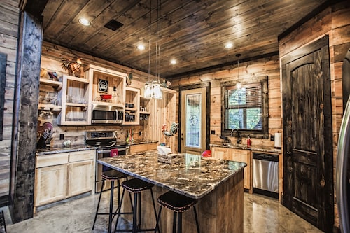 Off The Record - Couples Cabin, Farmhouse Style, Sleeps 4, High-End Amenities