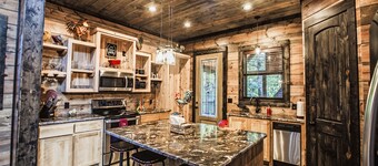 Off The Record - Couples Cabin, Farmhouse Style, Sleeps 4, High-End Amenities