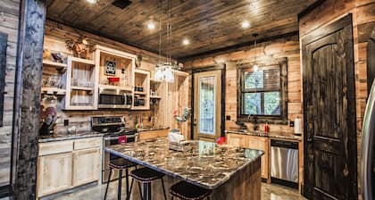 Off The Record - Couples Cabin, Farmhouse Style, Sleeps 4, High-End Amenities