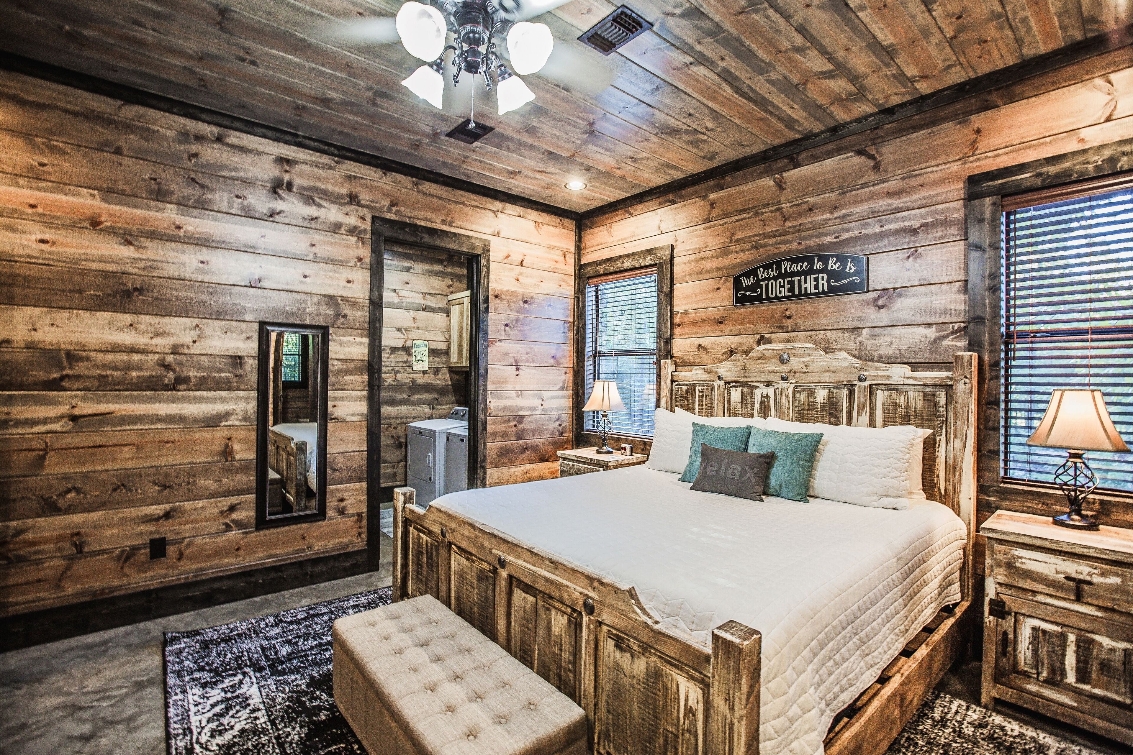 Off The Record - Couples Cabin, Farmhouse Style, Sleeps 4, High-End Amenities