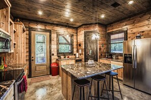 Fridge, microwave, oven, stovetop - Off The Record - Couples Cabin, Farmhouse Style, Sleeps 4, High-End Amenities (Broken Bow)