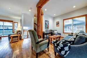 TV, fireplace, DVD player - Snowy Creek 30 - Ski in Ski out, Private Hot Tub, Short Walk to Whistler Village (Whistler)