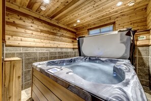 House - Snowy Creek 30 - Ski in Ski out, Private Hot Tub, Short Walk to Whistler Village (Whistler)