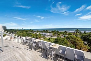 Outdoor dining - Ocean Drive Oasis | Rooftop Pool & Bar (Miami Beach)