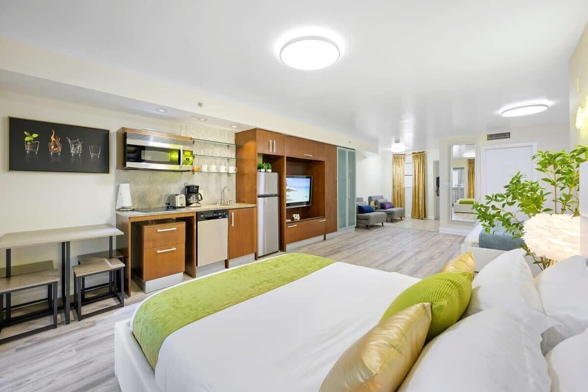 Tabla de planchar con plancha, wifi gratis y ropa de cama 