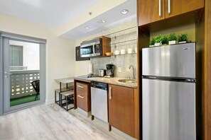 Fridge, microwave, stovetop, dishwasher - Ocean Drive Oasis | Rooftop Pool & Bar (Miami Beach)