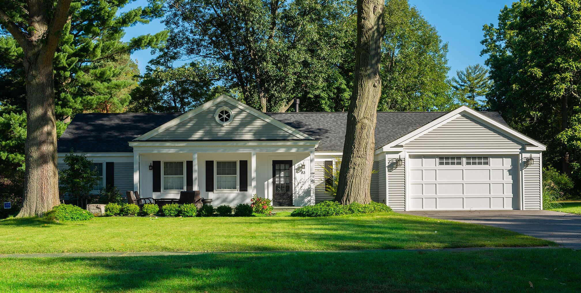 Stay right outside OAK HILL COUNTRY CLUB gates!