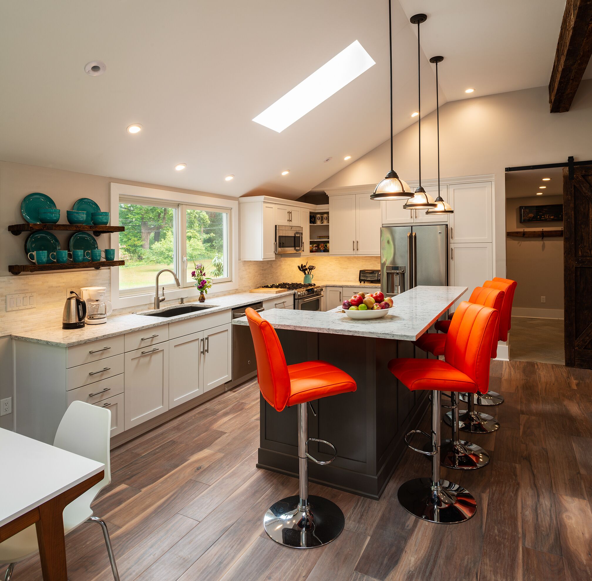 Stay right outside OAK HILL COUNTRY CLUB gates!