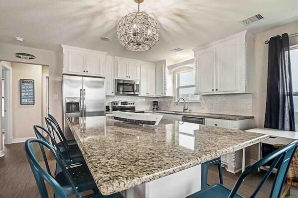 Jääkaappi, mikroaaltouuni, uuni, liesi