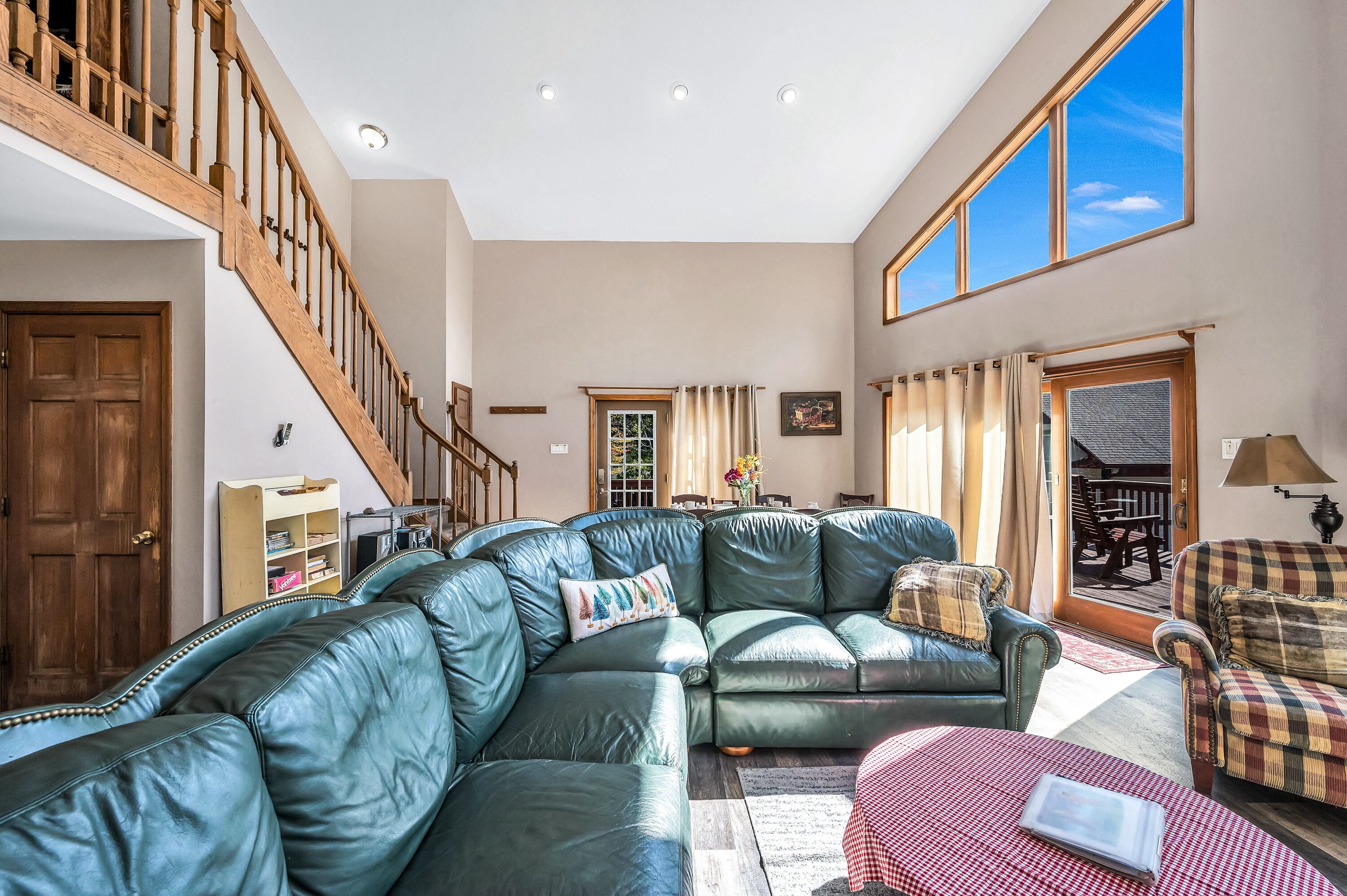 LAKE FRONT, WIFI,Cable, 2 Houses 2 hot tubs Pool tbl;arcade;docks; secluded area