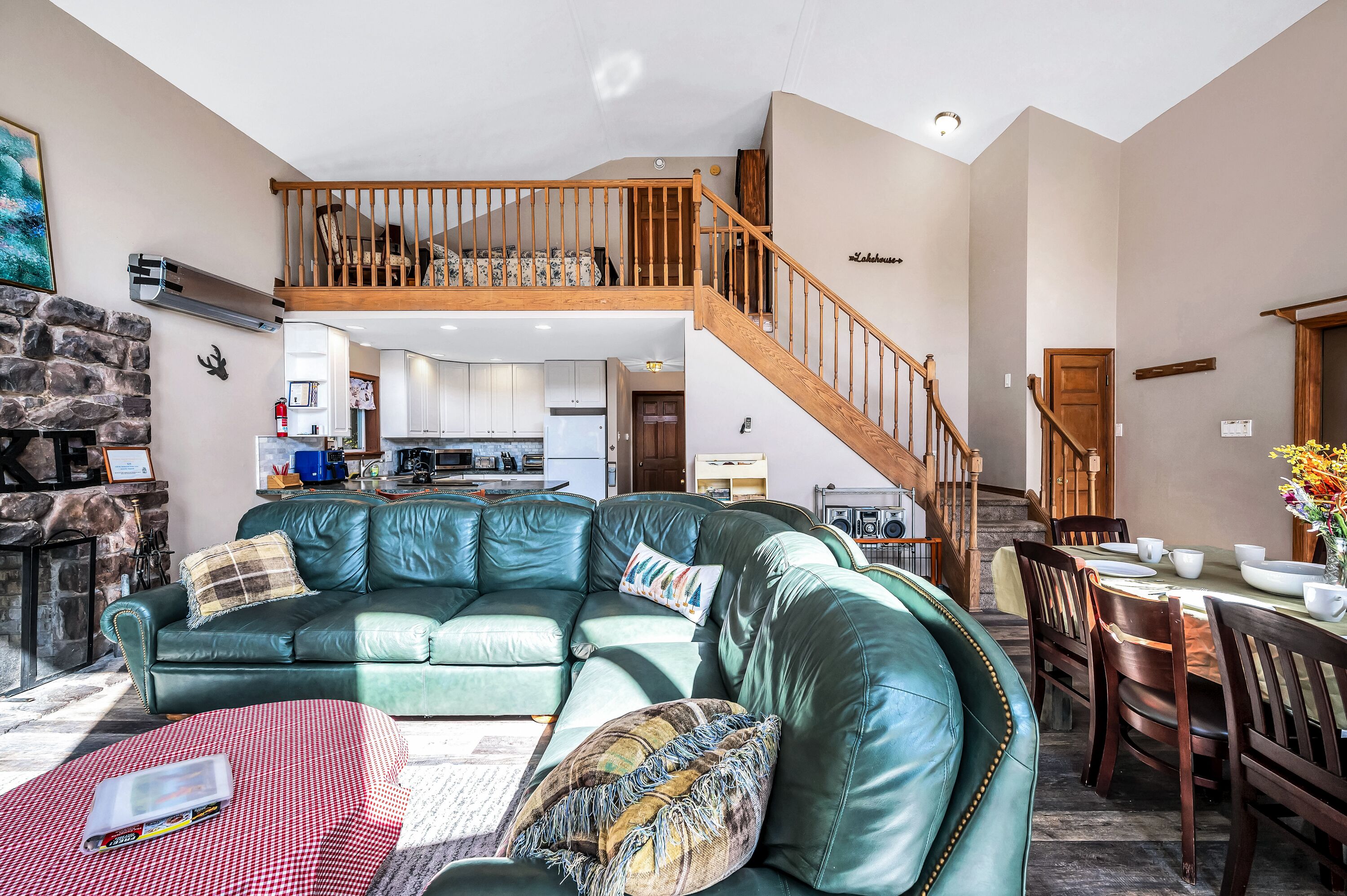 LAKE FRONT, WIFI,Cable, 2 Houses 2 hot tubs Pool tbl;arcade;docks; secluded area