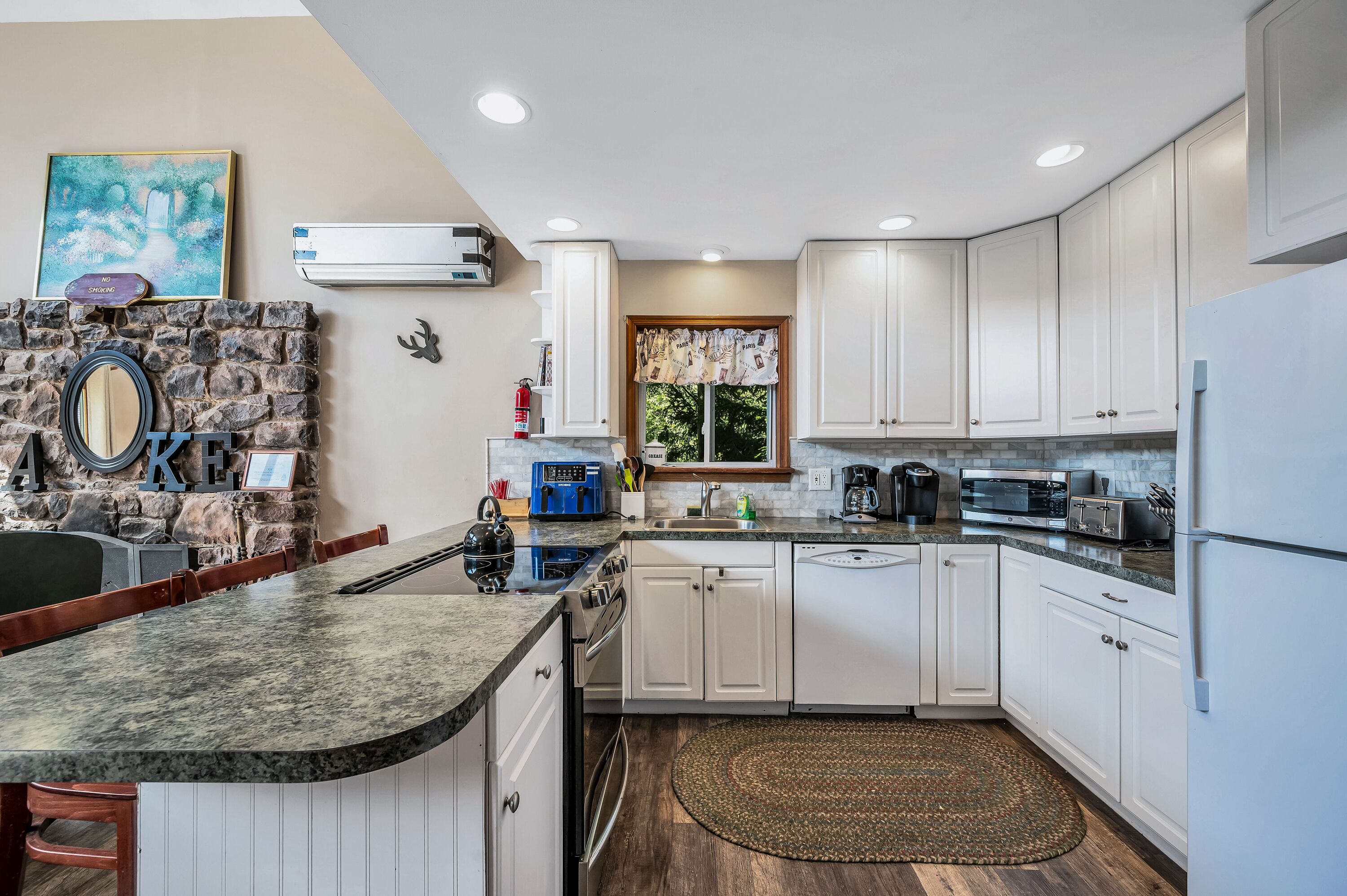 LAKE FRONT, WIFI,Cable, 2 Houses 2 hot tubs Pool tbl;arcade;docks; secluded area