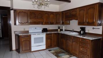 KylskÄp, mikrovÄgsugn, ugn och spishÀll