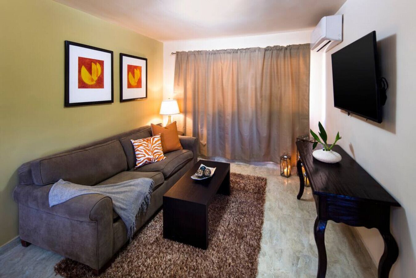 Cozy 1 BD condo located close to the beach!