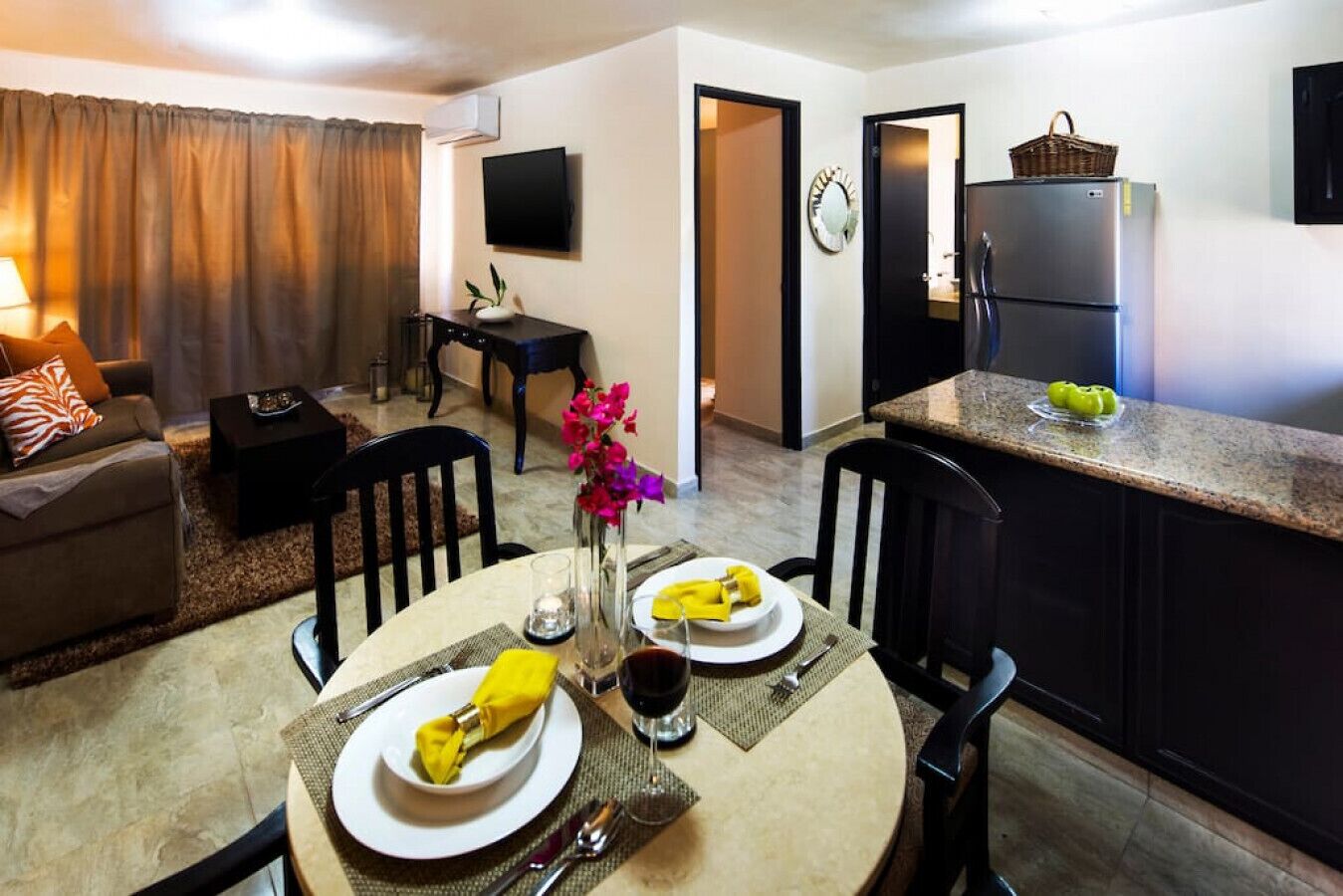 Cozy 1 BD condo located close to the beach!