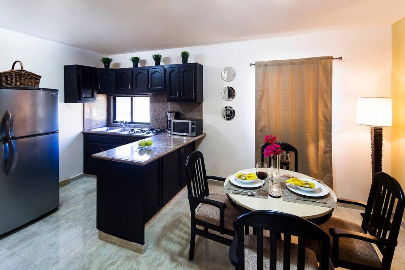 Cozy 1 BD condo located close to the beach!