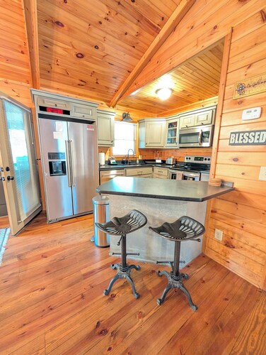 Whispering Creek Cabin – Peaceful, Hot Tub, Firepit & Mountain Escape