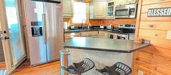 Whispering Creek Cabin – Peaceful, Hot Tub, Firepit & Mountain Escape