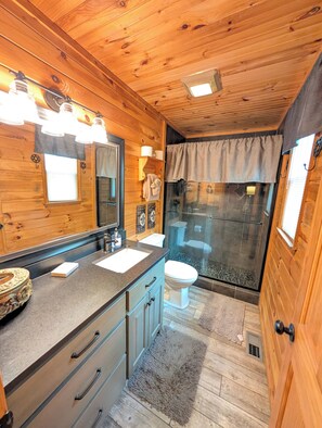 Bañera con ducha, secador de pelo, toallas, papel higiénico