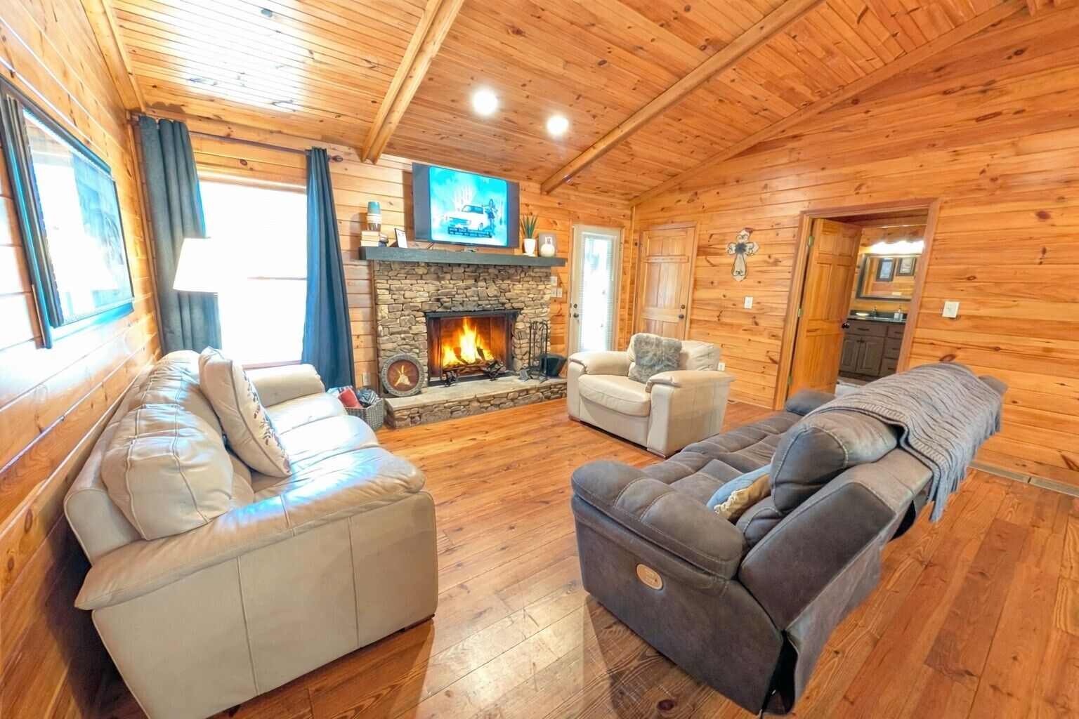 Smart TV, fireplace, DVD player, stereo
