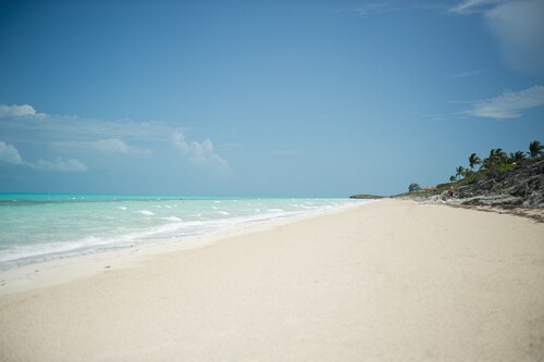 Spacious Family Home, 5 Min Walk To Beach, Quiet Setting, 10 min to Grace Bay