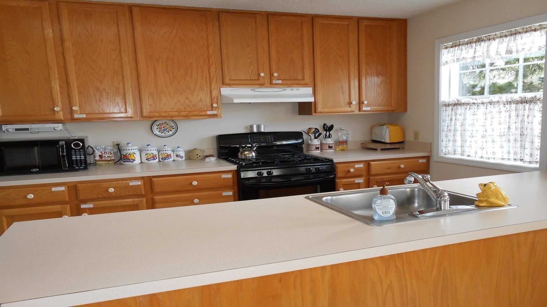 3 bedroom, 1 bath with bonus loft area - Newly Remodeled Bathroom