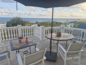 Outdoor dining - Panoramic Private Beachfront Home with Breathtaking Views (Southampton)