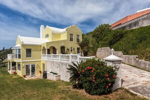 Exterior - Panoramic Private Beachfront Home with Breathtaking Views (Southampton)