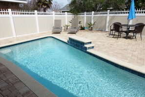 Una piscina al aire libre, una piscina climatizada