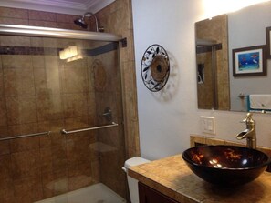 Shower, hair dryer, towels, soap - Peaceful Ocean View. Ground Floor. Classy, clean and quiet. (Kaunakakai)