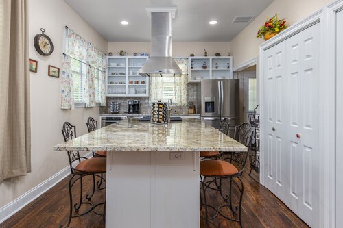 FREE COFFEE, SOFT DRINK, SNACKS AND TOILETRIES!  PRIVATE TOILET IN EACH BEDROOM!