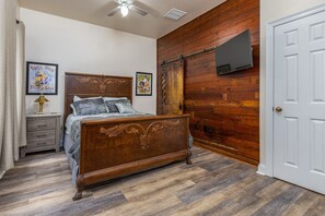 3 bedrooms, desk, iron/ironing board, free WiFi