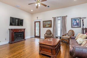 Smart TV, chimenea, reproductor de DVD y libros 