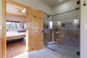 Dusj, boblebad, hårføner og håndklær