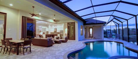 Alberca al aire libre y alberca climatizada