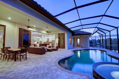 Villa Rosalinda - Cape Coral's Best - Waterfront, Pool & Spa, Great Views, Dock