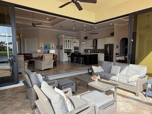 TV connectée, lecteur de DVD, livres, chaîne hi-fi