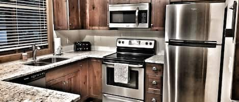 Private kitchen | Fridge, microwave, oven, stovetop