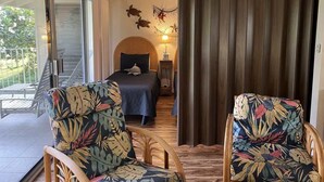 Une chambre à coucher avec un lit, une table de chevet et une chaise à motifs floraux.