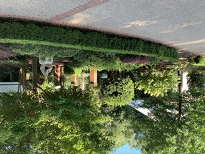 Property grounds - Athens Guesthouse—New Construction in Historic District (Athens)