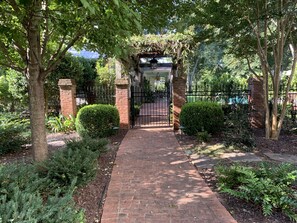 Property grounds - Athens Guesthouse—New Construction in Historic District (Athens)