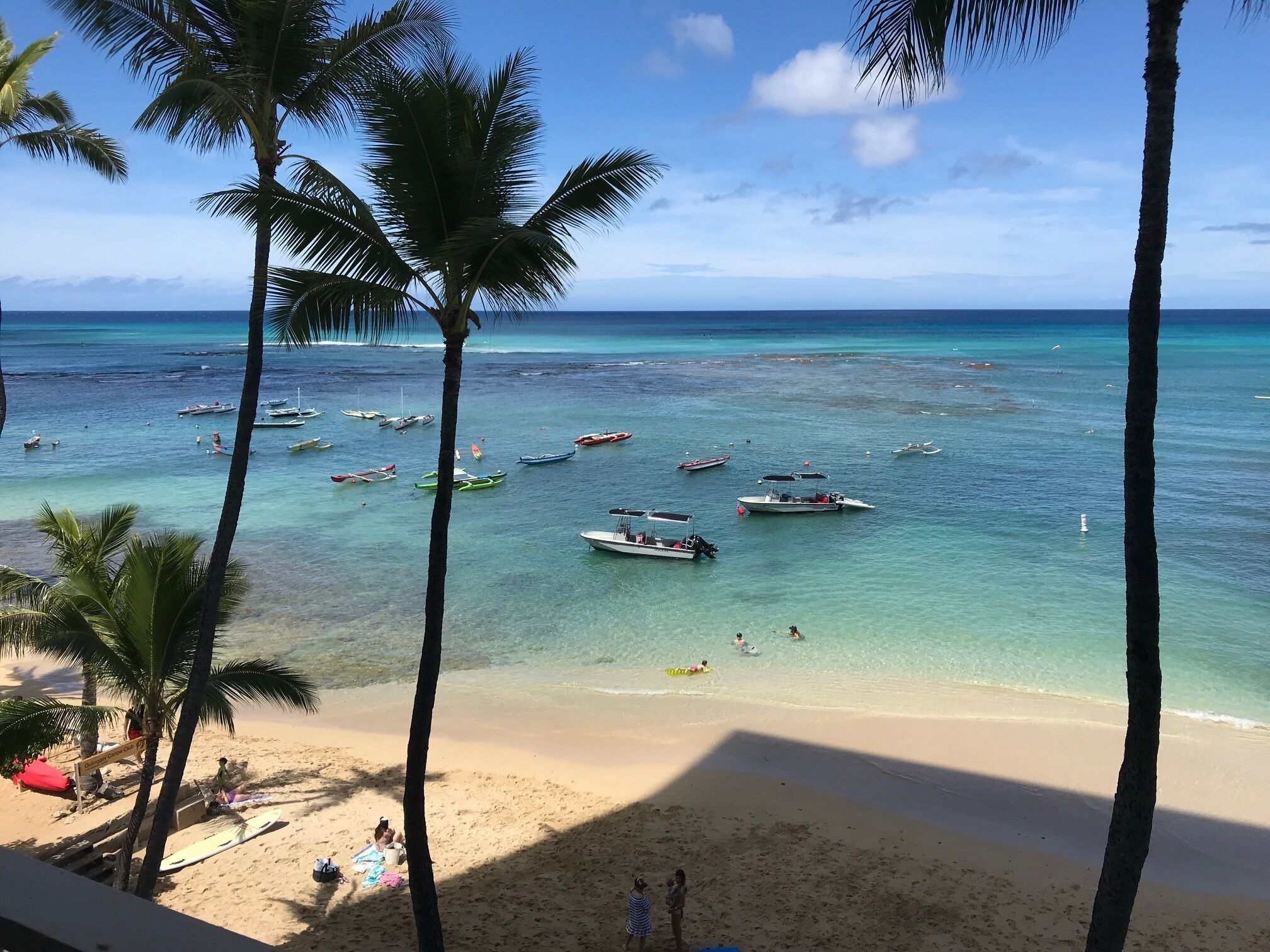 På stranden og solsenger