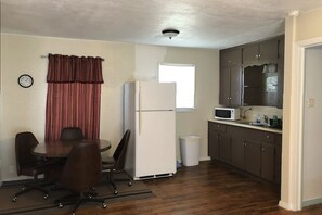 Refrigerador, microondas, cafetera y tetera y utensilios de cocina 