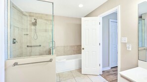 Ensemble baignoire-douche, baignoire à remous, séchoir à cheveux