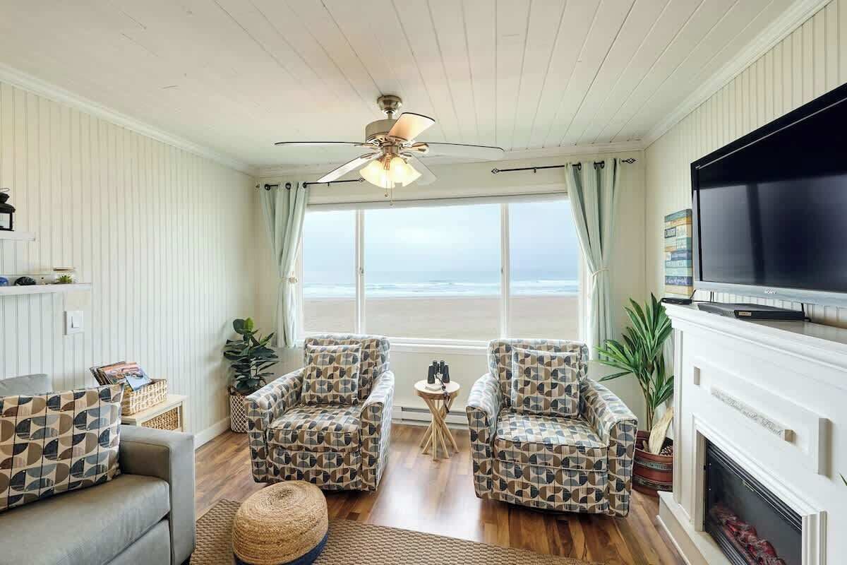 Télévision à écran plat, cheminée, espaces bureaux