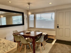 Dining - Heart of Aspen 2BR/2BA — Walk to Gondola, Quiet & Convenient (Aspen)