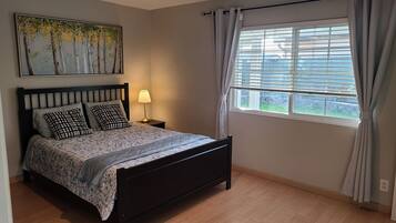 4 bedrooms, desk, iron/ironing board, travel crib