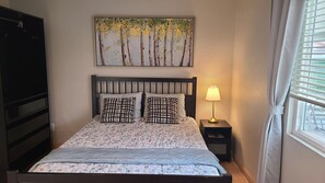 4 habitaciones, escritorio y tabla de planchar con plancha 