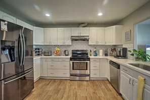 Fridge, microwave, oven, stovetop - Relaxing Sunny Diego Style & Working Remotely! (San Diego)